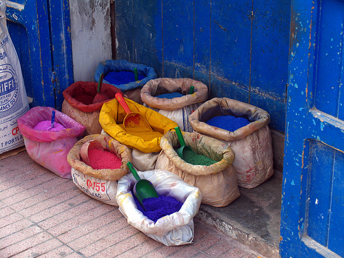 Essaouira, Marocco: sacchi di colore per ceramica