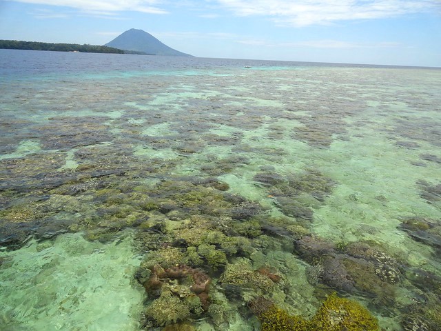 Boat tour for Snorkeling in Pulau Siladen, flat Pulau Bunaken and the volcanic cone of Pulau Manado Tua are in the background