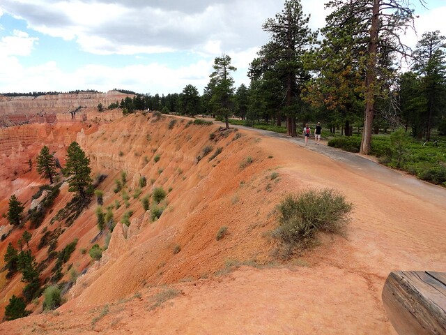 Rim Trail between Sunrise and Sunset Point, Bryce Canyon National Park, Utah
