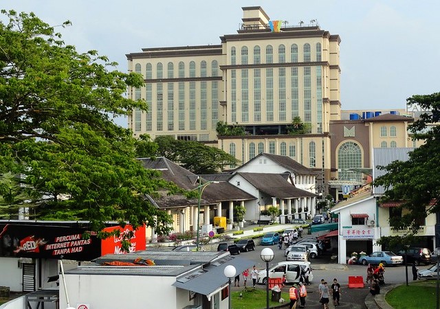 La Old Courthouse ed il Plaza Merdeka Shopping Mall: il Vero Cuore di Kuching | Le 6 Attrazioni Più Belle da Vedere a Kuching