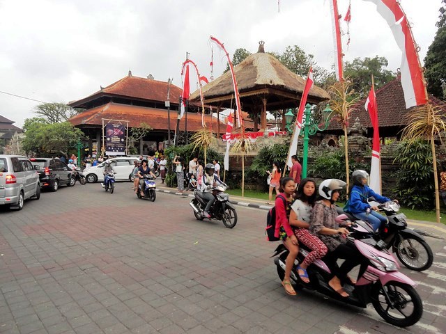 Corner of Monkey Forest Road with Jalan Raya Ubud, infront of Ubud Palace, Ubud, Bali, Indonesia