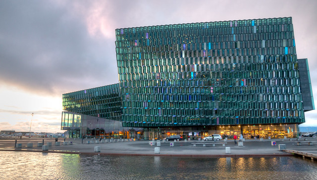 Il Waterfront e l’Harpa Concert Hall: la Passeggiata sul Lungomare e l'Edificio Più di Impatto di Reykjavík