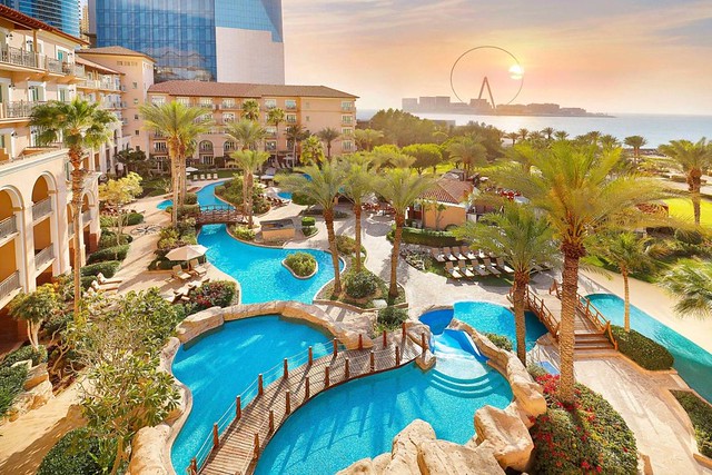 The Ritz-Carlton, Dubai: la Spiaggia Privata Più Ampia di Dubai Marina ed Uno degli Alberghi Più Eleganti di Dubai
