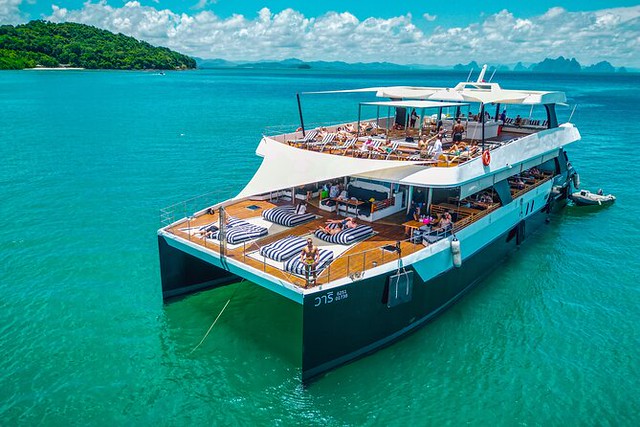 Phang Nga Premium Tour: Luxury Catamaran & Kayak Including Lunch & Dinner Day-Trip from Phuket