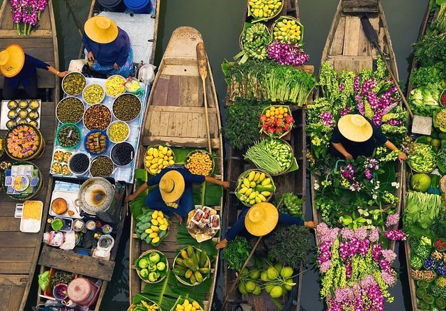Boats and Vendors, Damnoen Saduak Floating Market, Thailand
