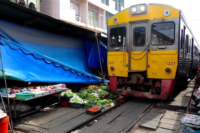 L'Insolito Viaggio da Bangkok al Maeklong Railway Market a Bordo del Treno della Maeklong Railway