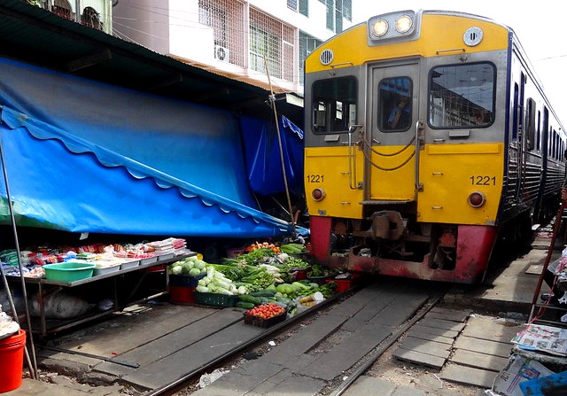 L'Insolito Viaggio da Bangkok al Maeklong Railway Market a Bordo del Treno della Maeklong Railway