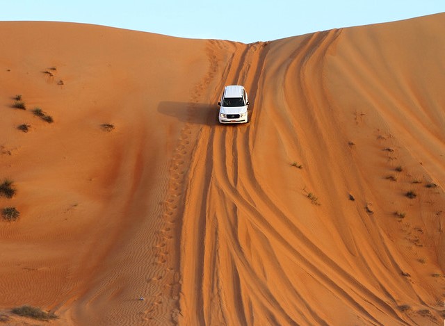 Wahiba Sands e Wadi Bani Khalid: Escursione da Muscat nel Deserto dell'Oman in 4WD