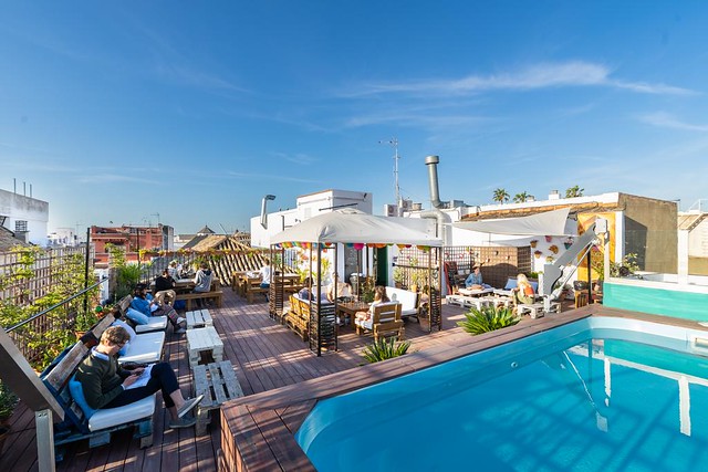 Oasis Backpackers' Palace Seville: Un Ostello con Piscina e Bar sul Rooftop