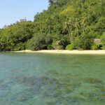 Altri bungalows sono disposti lungo la spiaggia... Beach bungalows in Pulau Cubadak Paradiso Village