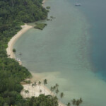 Pulau Cubadak dall'alto della collina Paradiso Village from atop the hill of Pulau Cubadak Sumatra