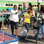 Bastiong è uno dei posti più frequentati di Pulau Ternate Crowds at Ternate Port in the Maluku Archipelago