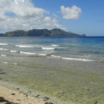 La spiaggetta più carina di Pulau Tidore The best beach of Pulau Tidore, near the southern point of the island. Pulau Mare is in the breakdown.