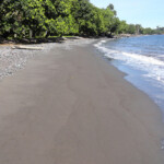 Spiaggia di sabbia nera sulla East coast di Pulau Ternate A black sand beach in Pulau Ternate The Moluccas