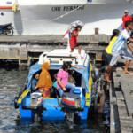 Bastiong Port, motoscafo in arrivo da Pulau Tidore Boat in Ternate Port arriving from Tidore Island, Maluku Archipelago