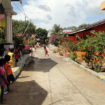 Dal villaggio di Pulau Maitara verso la spiaggia From the village of Pulau Maitara take a motorbike to the South to reach the best swimming beach of all Ternate and Tidore area