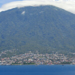 Pulau Ternate vista da Pulau Tidore The island of Ternate with Gamalama Volcano from the road between Cobo and Rum in Pulau Tidore, Maluku