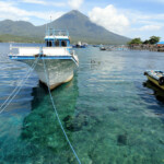 Pulau Tidore da Pulau Maitara View of Pulau Tidore from Pulau Maitara, in the Maluku Archipelago in Indonesia