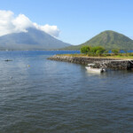 Pulau Tidore e Pulau Maitara riprese da Pulau Ternate Pulau Tidore and Maitara from Kalamata Fort in Pulau Ternate, this is the Maluku Archipelago in Indonesia