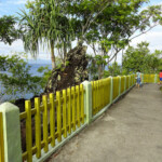 Il sentiero per Sulamadaha Bay a Pulau Ternate Walking path to Sulamadaha Bay in Pulau Ternate in the Maluku Islands