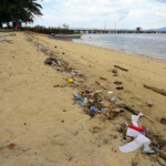 E questo sarebbe un parco nazionale? L’isola di Bunaken... Garbage on Bunaken's beach in Indonesia