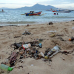 Certo, la plastica sulle spiagge non c’è solo a Bunaken... Garbage on Pantai Pangalisang in Pulau Bunaken, North Sulawesi