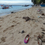 E non c’è solo la plastica… There is lot of plastic and garbage on Pantai Pangalisang near the pier on Pulau Bunaken