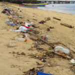 A Bunaken la barriera corallina è strepitosa, ma le spiagge... Plastic on Bunaken's beach in Indonesia