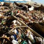 Una quantità di spazzatura che non ti aspetteresti... Plastic and garbage on Pantai Liang in Pulau Bunaken, Sulawesi