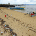 Immondizia sulla spiaggia del villaggio principale di Bunaken Plastic and garbage on the beach of Pulau Bunaken in Indonesia