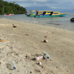 Si dà la colpa alle correnti che trasportano la spazzatura da Manado, ma... Plastic bottles on Pantai Liang Beach Bunaken Indonesia