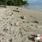 Sono solo 3 le spiagge di Bunaken, tenerle pulite non sarebbe un’impresa... The Southern section of Pantai Liang in Pulau Bunaken a really dump full of plastic and all sort of garbage