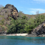 Gli unici incontri che puoi fare sono con qualche pescatore... A Remote Beach Along the Coast of North Sulawesi in Indonesia