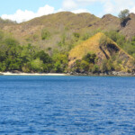Una remota spiaggetta dominata da colline di origine vulcanica Molucca Sea, a Deserted and Unspoiled Beach Along the North-eastern Peninsula of Sulawesi
