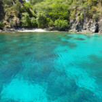 Le spiagge incontaminate di nord-est Sulawesi A Deserted Beach Along North-eastern Peninsula of Sulawesi in Indonesia
