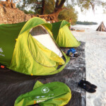 Ora anche il fuoco è quasi pronto… Camping on an unnamed, deserted and untouched beach of Indonesia