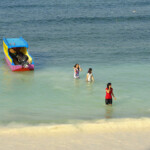 Pantai Bira, fanciulle al bagno… Photo of Indonesian Girls on the Beach of Pantai Bira in South Sulawesi