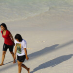 Pantai Bira, vestiti bagnati ma niente trasparenze… Indonesian Tourists on the Beach of Pantai Bira in Sulawesi