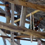 E sono assemblate interamente a mano... Only Traditional Tools are Used to Build the Phinisi Bugis Boats in Pantai Bira
