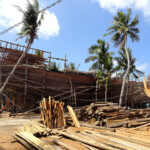 Le imbarcazioni Phinisi sono robuste e capienti... The Phinisi Boats built at Pantai Bira in the Indonesia Island of Sulawesi can Range from 60 feet to 100 feet
