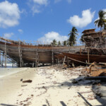 Bira, un’imbarcazione tradizionale Phinisi in costruzione a Pantai Timur Phinisi Bugis Boats on the Beach at Pantai Bira in Sulawesi