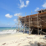 Bira, le barche vengono costruite sulla spiaggia... Phinisi Schooner Boats are Built directly on the Beach near Pantai Bira in Sulawesi