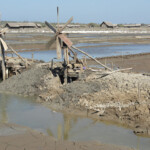 Andare a Bira con un’auto privata od in bus? Saltworks east of Makassar in South Sulawesi in Indonesia