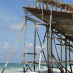 Anche la messa in acqua viene fatta a mano... Phinisi Schooner Boats Built in Pantai Bira Can Be Seen in Paotere Harbour in Makassar