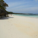 Dopo aver esplorato Pantai Bara si ritorna a piedi a Bira Walking on the White Beach of Pantai Bara in the Direction of Bira