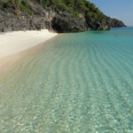 L’acqua di cristallo del mare di Flores The Best Beaches of Indonesia are on Pulau Bahuluang near Selayar Island in South Sulawesi