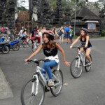 Sosta vicino ad un tempio A Stop near a Temple during the Cycling Tour in Bali