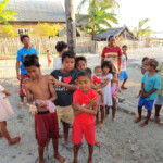 Il villaggio di pescatori di Apatana Indonesian Children Apatana in Pulau Selayar in South Sulawesi in Indonesia