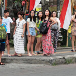 Monkey Forest Road di fronte all’Ubud Palace Monkey Forest Road infront of Ubud Palace in central Ubud, Bali