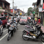 Traffico Intenso su Monkey Forest Road A lot of Cars and Traffic on Monkey Forest Road in central Ubud in Bali